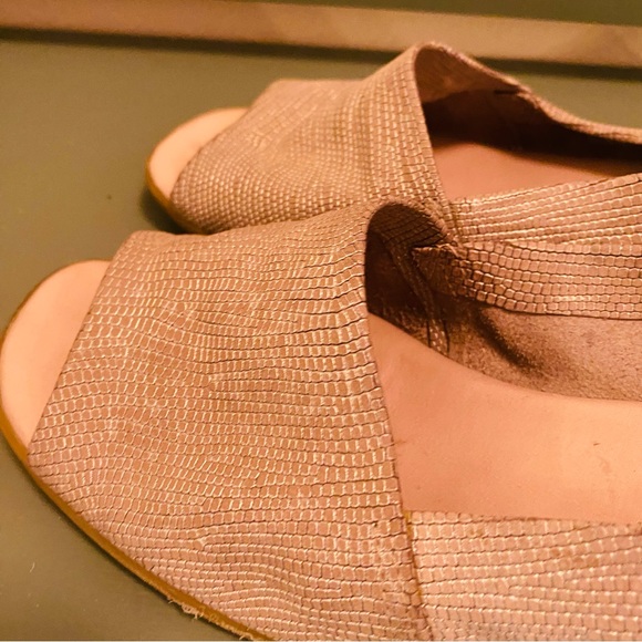 THE FLEXX Tan Croc Pattern Slip On Peep Toe Wedges - Picture 3 of 9